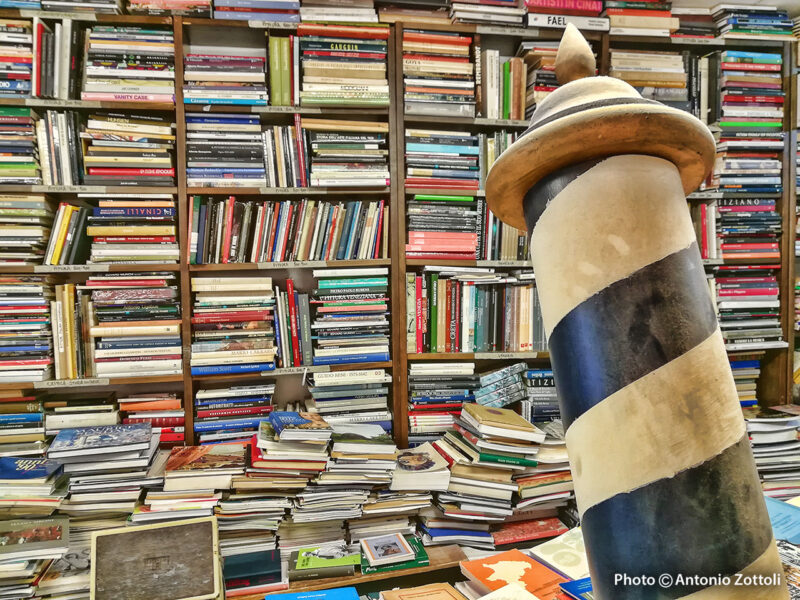 Venezia - Libreria Acqua Alta (by Antonio Zottoli)